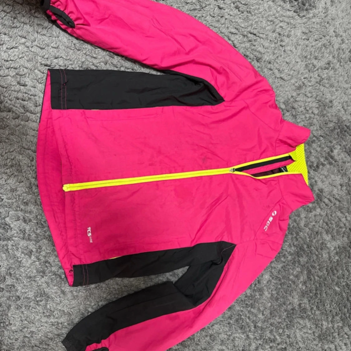Rosa vindjacka från SOC med gula detaljer - 2