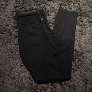 Zara Jeans Svarta - Zara Jeans | Modell: Black Tag | Eftertraktade | Svarta | Skick: 9,5/10 | Nypris: 999 SEK | Pris: 249 SEK | Storlek: W32 | Gratis armband skickas med vid köp (från 31/10) | Frakt: Postnord + Instabox + Bring | Skriv vid minsta fråga eller fundering 📩 Priset är diskuterbart.