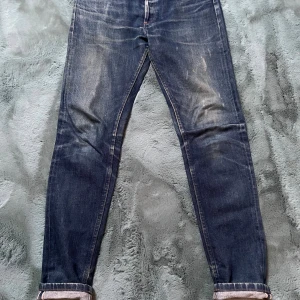 A.P.C Selvedge Jeans - Säljer mina unika selvedge jeans från APC. Helt otroliga fades och väldigt snygga detaljer som inte hittas så ofta bland selvedge jeans. Inga hål eller liknande finns. Storlek 30.
