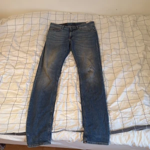 Blå Hugo Boss Delaware slim jeans 32/34 - Säljer dessa slim fit jeans från Hugo boss då jag inte använder dessa längre, dom har några år på nacken men inga skador har skett och är i mycket fint skick. Pris går att diskuteras 