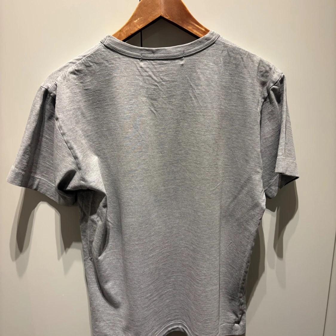 Grå Comme des Garçons Play t-shirt - 3