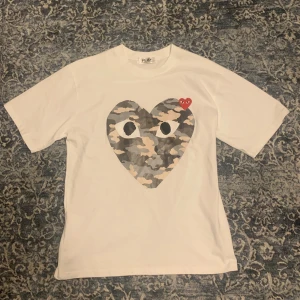 Cdg tshirt  - Tja!                                                                                Säljer in riktigt snygg och unik t-shirt från det populära märket comme des garçons. Den är i nytt skick och ska endast ha blivit använd någon gång. Säljer då den tyvärr inte passade mig. Går inte ner i pris men vid snabb affär kan det diskuteras. Hör av er vid funderingar!👍
