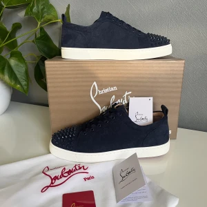 Christian Louboutin skor - Säljer dessa unika skor som jag har haft hemma ett tag utan användning🤩 helt nyskick!!   Ställ gärna frågor ifall du undrar över något🤗