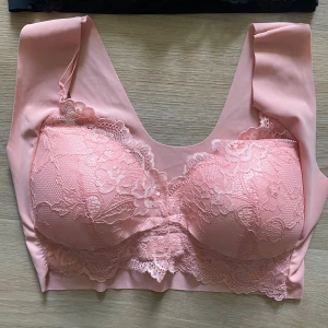 2-pack spetsiga bh svart & rosa - Säljer två snygga bhar, en i svart och en i ljusrosa. Båda har vacker spetsdetalj över bysten och breda axelband. Materialet är mjukt och stretchigt, perfekt för en trendig och bekväm look. Passar till många olika outfits och ger en feminin touch. Öppnas fram 