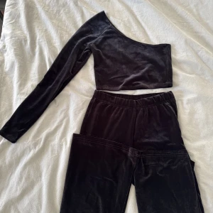 Set med enärmad tröja & byxor från Only - Svart set med en enärmad tröja och ett par byxor i sammet från Only i storlek XS. Har aldrig använts. 