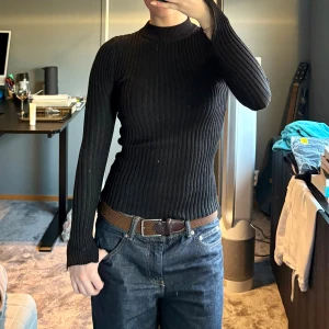 Långärmad polotröja - Svart eller långärmad T-shirt med polokrage💕 glittrig också🌸(tröjan är inte smutsig det är min spegel😅) knappt använd