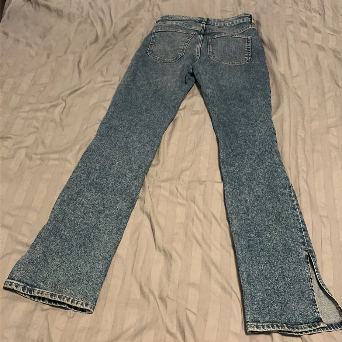Blå jeans med slits nertill - 2