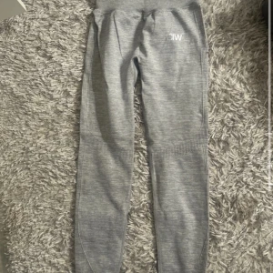 Grå tights från ICANIWILL - Snygga grå tights från ICANIWILL. Perfekta för gymmet och sitter som en smäck!! Helt oanvända och säljs pga ingen användning 🫶🏼