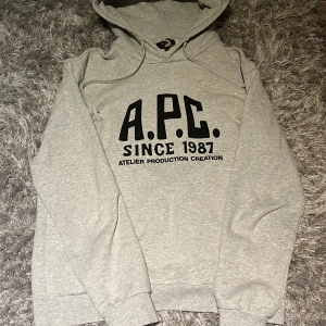 APC hoodie - Säljer denna APC hoodie använd Max 3 gånger och har inga skador. Köptes i somras och har kvitto. Storlek M. Nypris 3000kr men jag säljer för 1100. 