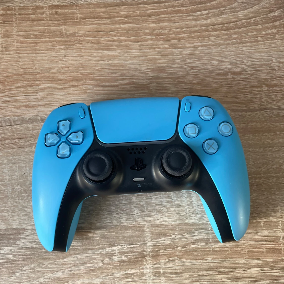 PlayStation 5 med två DualSense-kontroller - 3