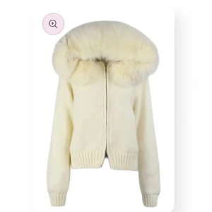 Stickad cardigan  - Säljer denna jättefina cardigan i nyskick från Yamz. Använd en gång men inga defekter alls!! Kan skicka fler bilder om ni vill!!! Nypris: 2100kr Mitt pris: 400kr skulle säga att den sitter som s/m (pälsen är självklart fake)