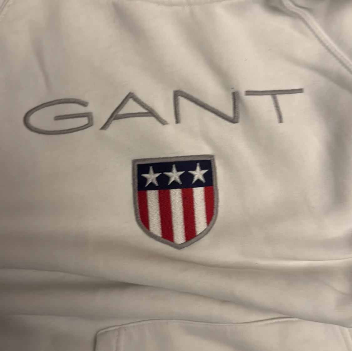 Vit hoodie från GANT med broderad logga - 3