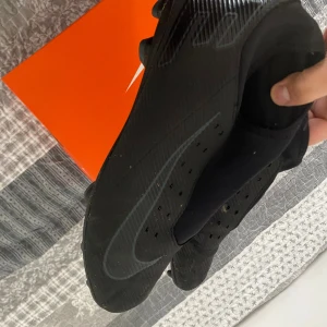Svarta Nike fotbollsskor med snörning - Säljer ett par svarta Nike fotbollsskor med snygg, diskret design och snörning. SAMMA DAG DU KÖPER SAMMA DAG JAG FRAKTAR