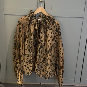 Jätte fin blus från other stories🩷 - Skriv om du vill ha bättre bilder eller om du vill diskutera priset🩷🩷🩷