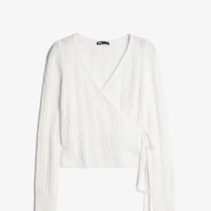 Vit omlottkofta med knyt från Bikbok - Supergullig vit stickad omlottkofta från Bikbok med knyt i sidan och v-ringad hals. Koftan har lång ärm och ett snyggt kabelstickat mönster som ger en mysig och trendig look. Jättesöt och levlar upp vilken outfit som helst!❣️Nypris 400 och använd två eller tre gånger 