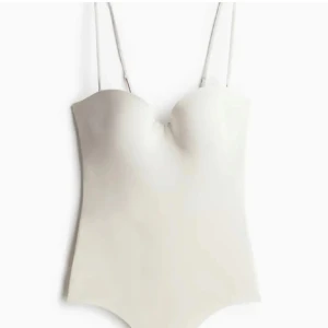 Body hm - Superfin body från hm som endast e använd några gånger. Slutsåld på hm. Inga defekter eller likande. Den är lite vit/beige i färgen🥰pris kan diskuteras 