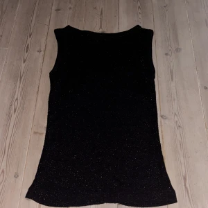 Jätte söt Svart glittrig topp - Passar perfekt till ett par Jens eller en kjol💕