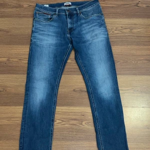 Blå slim jeans från Tommy Jeans - Snygga blå jeans från Tommy Jeans i slim fit-modell. Klassisk femficksdesign med kontrastsömmar och diskret logga på bakfickan. Jeansen har normal midja och är tillverkade i mjukt denimtyg som sitter skönt hela dagen.