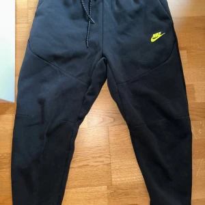 Nike tech mjukis byxor - Använda 4 gånger. Gamla modellen på nike tech