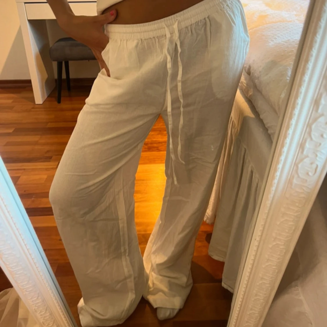 Vita linnebyxor med snörning från Nelly