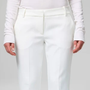 Vita kostymbyxor med rak passform - Snygga vita kostymbyxor med låg midja och raka ben med slits längst ner på byxorna. Perfekta för dig som gillar stilrena och minimalistiska outfits. Säljer dom för dem kommer inte till användning, använda max 2 gånger. Köpta för 500kr säljer för 250+frakt