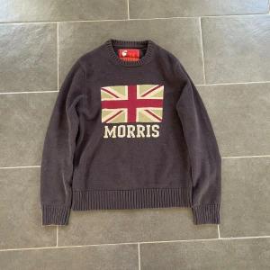 Stickad Morris Tröja  - Säljer denna snygga Morris tröjan | Storlek M | Till det tråkiga så kan ni se på sista bilden att armänarna har börjat slita därav priset 