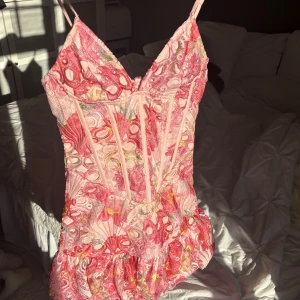 PLT korsett klänning - Super fin klänning från prettylittlething med korsett detaljer , har prislappar kvar 💕