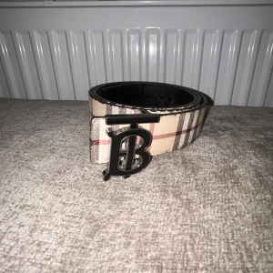 Burberry bälte -  Burberry bälte. Beige/Svart. Reversible. Med låda