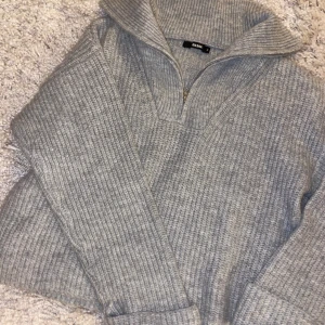 Grå stickad half zip-tröja från Bik Bok - Mysig grå stickad tröja från Bik Bok med half zip-dragkedja och hög krage. Perfekt nu när det börjar bli kallare🥰Storlek S