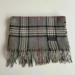 Burberry Scarf - Burberry scarf  One Size Skick: 8/10  Har du frågor? Skicka dm!