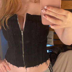 Svart jeanstopp Zara - Svart jeanstopp med dragkedja från Zara. Knappt använd och är helt defektfri💞 köpt från Zara.