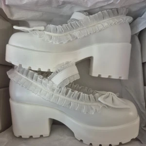 Vita mary janes klackskor med volang 37 koi footwear - Helt nya, oanvända. Med märken.