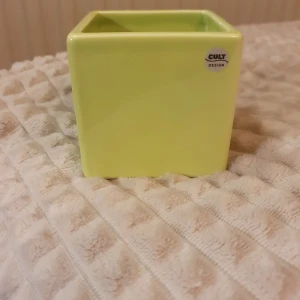 Cult Design fyrkantig kruka - Modern, fyrkantig kruka från Cult Design i ljusgrön keramik. Perfekt för små växter eller som inredningsdetalj. Krukan är i mycket fint skick utan synliga skador eller slitage.
