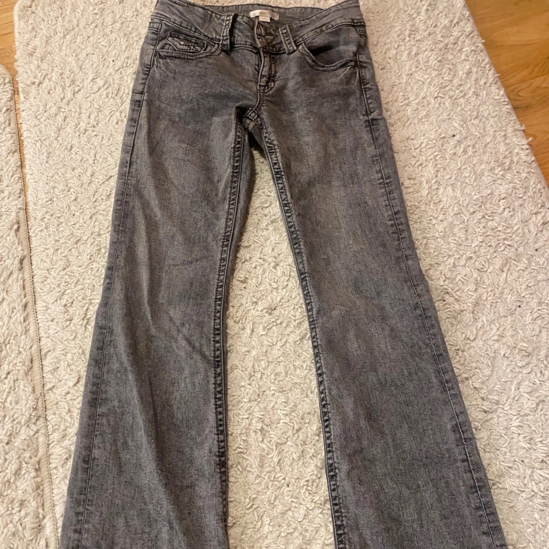 Grå bootcut jeans från Gina Tricot - 1