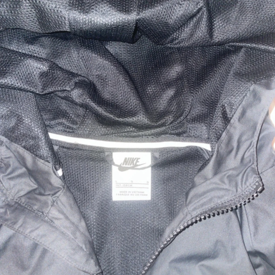 Svart vindjacka från Nike med huva - 3