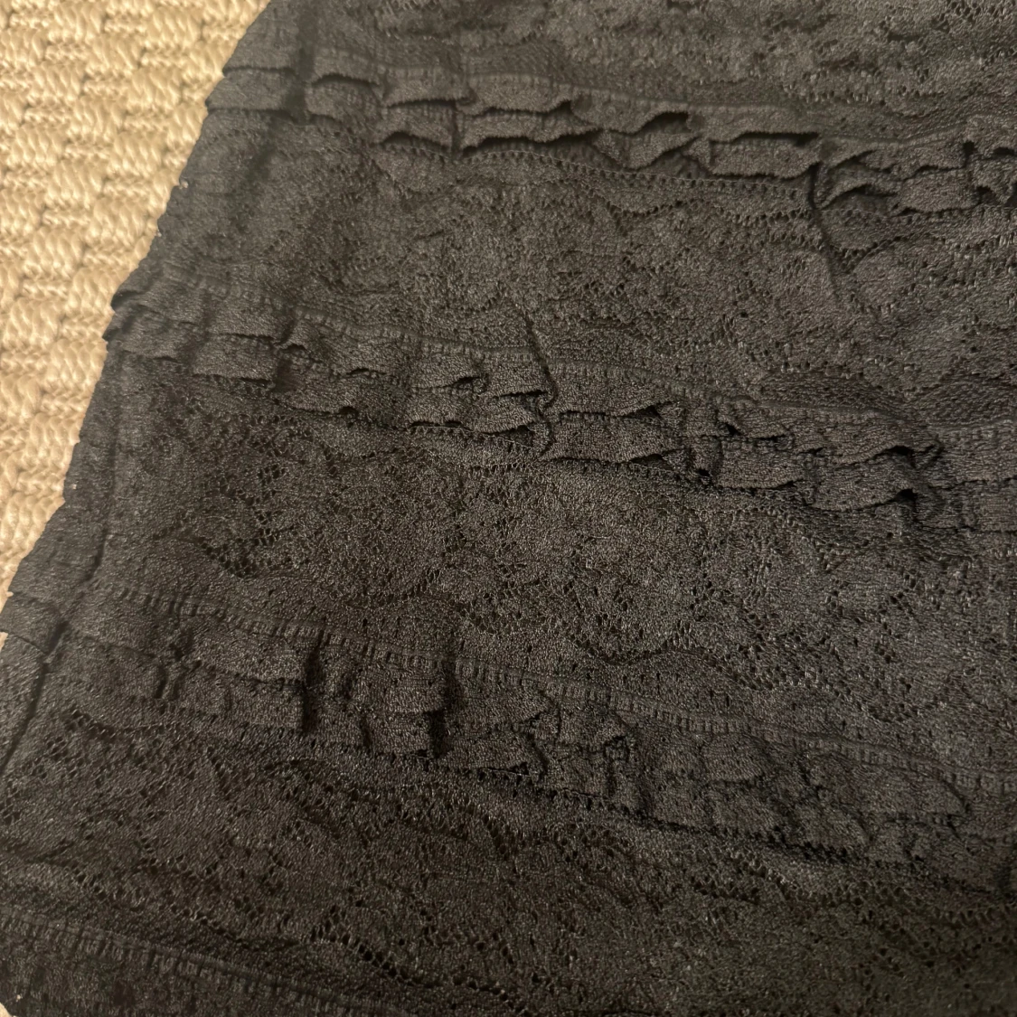 Svart spetskjol med volangdetaljer - 1