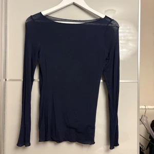 Mörkblå intimissimi tröja  - Mörkblåa intimissimin i storlek S, har några få defekter som syns på bilderna men inget som uppmärksammas i verkligheten❤️