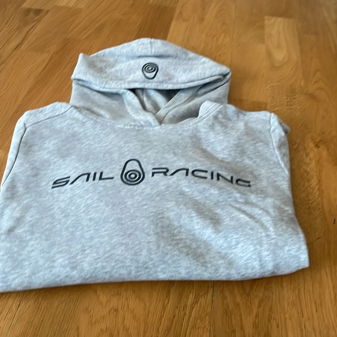 Grå hoodie från Sail Racing - 4