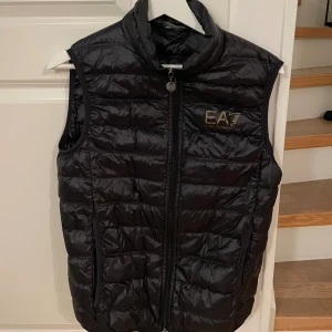 Emporio Armani (EA7) väst  - Emporio Armani (EA7) väst. Är använd men i väldigt gott skick. Storlek S, passar nog även en XS/170