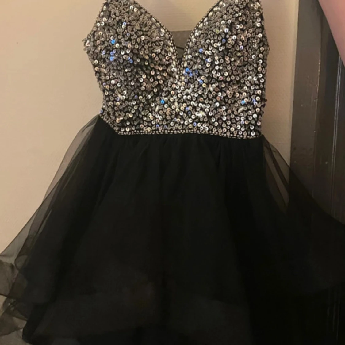 Svart paljettklänning med snörning - 2