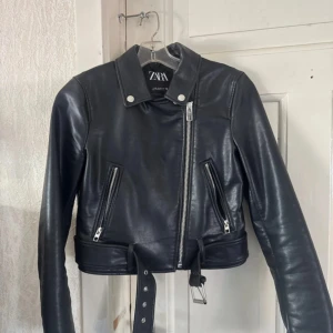 skinnjacka  - Snygg skinnjacka från Zara, storlek xs