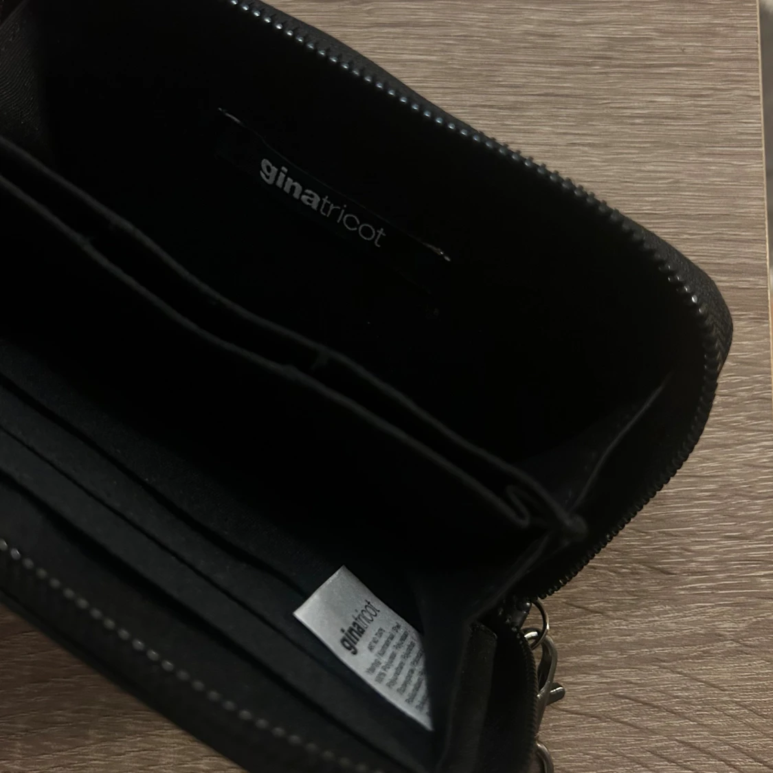 Svart plånbok med krokoprägling Gina Tricot - 1