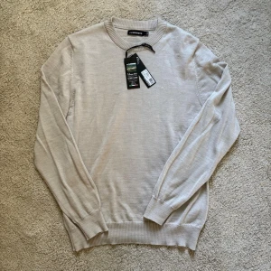 J. Lindeberg tröja - Helt ny stickad J. Lindeberg tröja. Köptes ny för ca en månad sedan dör runt 2000kr. Säljer den nu till ett väldigt bra pris. Först till kvarn! 