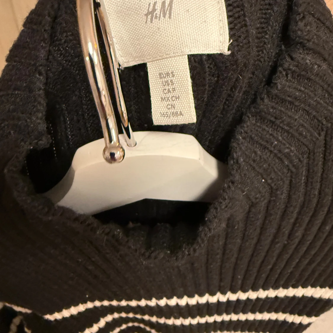 Randig svartvit stickad klänning H&M - 3