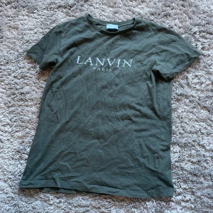 Lanvin  - Lanvin T-shirt mörk grön i väldigt bra skick, äkta storlek xs