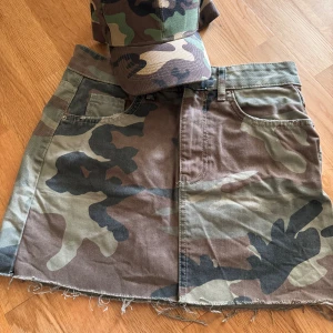 Militärkjol och keps - Säljer denna militär-jeanskjol och keps då de inte kommer till användning. Kjolen är i storlek 36, men passar också mig som brukar ha 34. Perfekt för en skiva med militärtema 