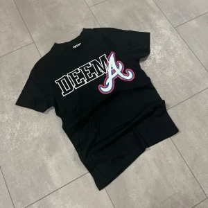 DEEMA t-shirt  - Yoo säljer denna t-hirts ifrån märket DEEMA, köpt runt 2020 och använt ett fåtal gånger, tröjan kommer aldrig släppas igen.
