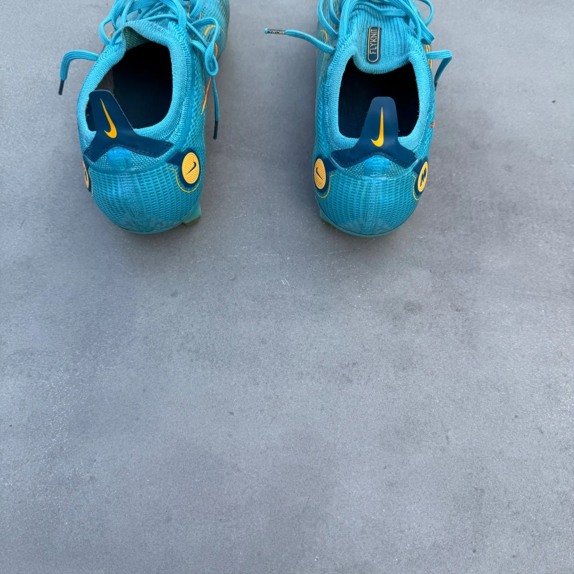 Blå Nike fotbollsskor med snörning - 2