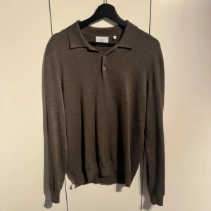 Långärmad piké - Brun långärmad piké i storlek M från Bläck. Nypris 699 säljer för 350kr. Knappt använd