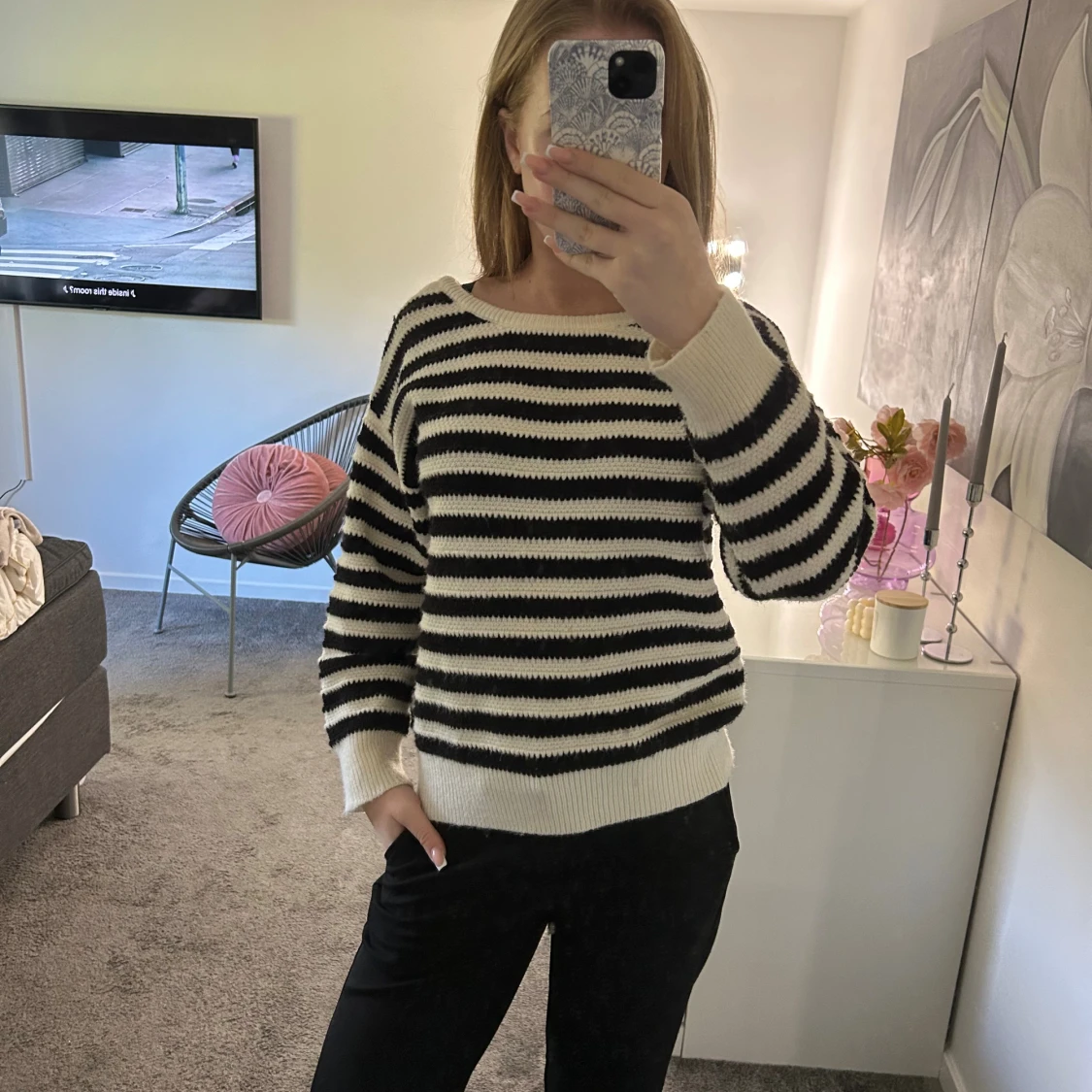 Randig stickad tröja med rosett i ryggen - 1